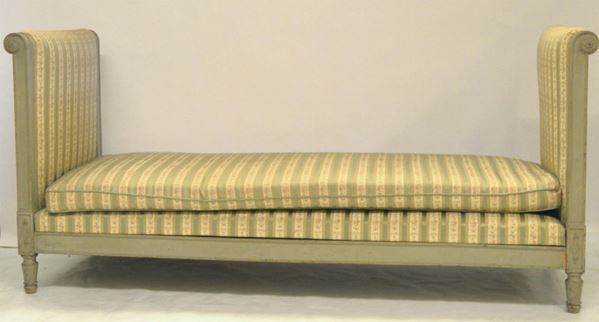 Dormeuse, sec. XIX, in legno laccato, imbottita e