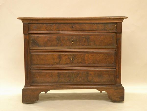 Cassettone, sec. XIX, in radica, quattro cassetti,