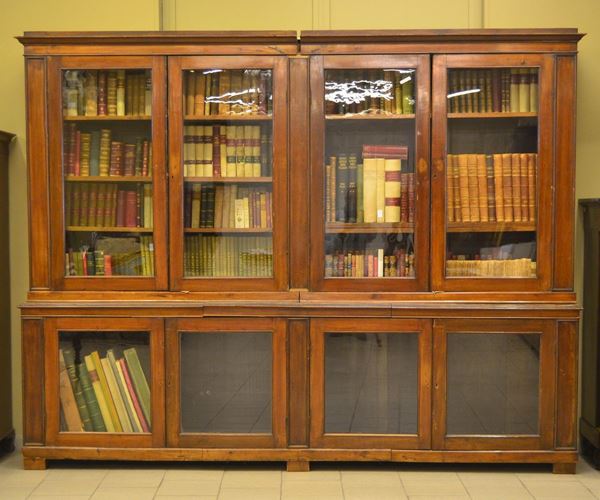 Libreria a due corpi, inizi sec. XX, in noce, otto sportelli