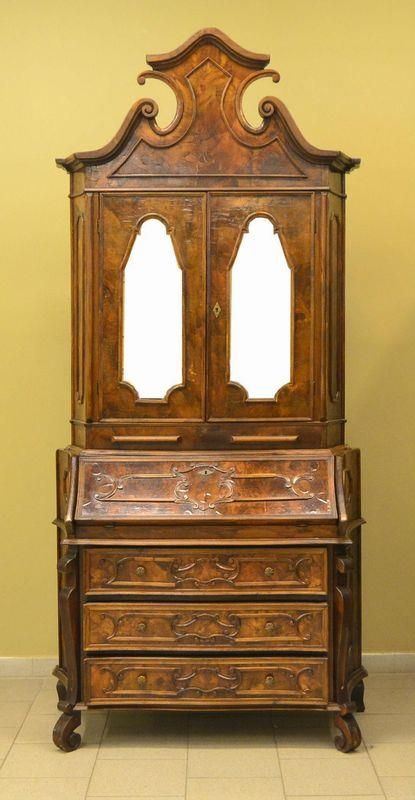 Trumeau, in stile '700, in noce a due corpi, tre sportelli&nbsp;&nbsp;&nbsp;&nbsp;&nbsp;&nbsp;&nbsp;&nbsp;&nbsp;&nbsp;&nbsp;&nbsp;&nbsp;&nbsp;&nbsp;&nbsp;  - Asta ANTIQUARIATO, COLLEZIONISMO, GIOIELLI - Poggio Bracciolini Casa d'Aste