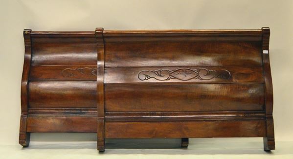 Letto a barca, sec. XIX, in noce  - Asta ANTIQUARIATO, COLLEZIONISMO, GIOIELLI - Poggio Bracciolini Casa d'Aste