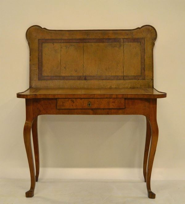Tavolo da gioco, sec. XVIII, in radica filettata, piano sagomato