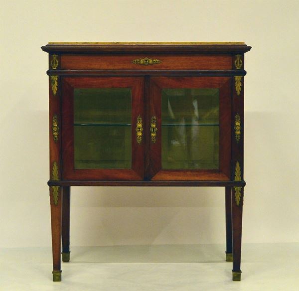 Vetrina, Francia, inizi sec. XX, in noce, due sportelli, piano in marmo,