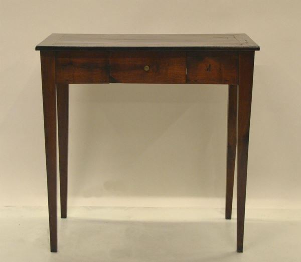 Tavolino, sec. XIX, in noce, un cassetto,  - Asta ANTIQUARIATO, COLLEZIONISMO, GIOIELLI - Poggio Bracciolini Casa d'Aste