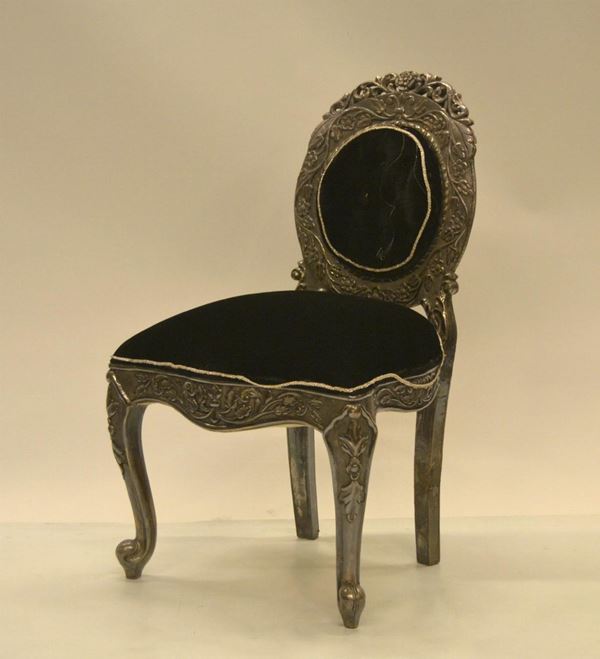 Poltroncina, in stile 700, in legno laccato e intagliato,