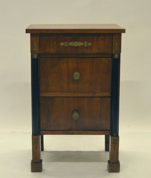 Comodino, Impero, sec. XIX, in noce, laterali a  - Asta ANTIQUARIATO, COLLEZIONISMO, GIOIELLI - Poggio Bracciolini Casa d'Aste