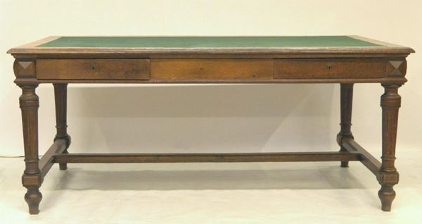 Tavolo scrivania, inizi sec. XX, in castagno, piano  - Asta ANTIQUARIATO, COLLEZIONISMO, GIOIELLI - Poggio Bracciolini Casa d'Aste