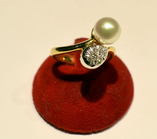 ANELLO IN ORO GIALLO, DIAMANTI E PERLA