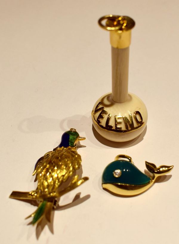 DUE PENDENTI ED UNA SPILLA IN ORO GIALLO, AVORIO,  - Asta GIOIELLI, ARREDI D'ANTIQUARIATO, DIPINTI E SCULTURE - Poggio Bracciolini Casa d'Aste