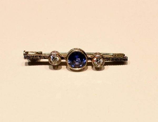 SPILLA IN ORO A BASSO TITOLO , BRILLANTI E PIETRA&nbsp;&nbsp;&nbsp;&nbsp;&nbsp;&nbsp;&nbsp;&nbsp;&nbsp;&nbsp;&nbsp;&nbsp;&nbsp;&nbsp;&nbsp;&nbsp;&nbsp;&nbsp;&nbsp;&nbsp;&nbsp;&nbsp;&nbsp;&nbsp;&nbsp;&nbsp;&nbsp;&nbsp;  - Asta GIOIELLI, ARREDI D'ANTIQUARIATO, DIPINTI E SCULTURE - Poggio Bracciolini Casa d'Aste