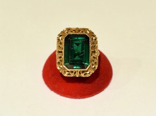 ANELLO IN ORO GIALLO E PIETRA