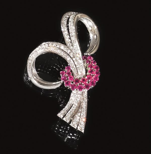 Spilla, anni '60, in oro bianco, rubini e diamanti  - Asta GIOIELLI, ARREDI D'ANTIQUARIATO, DIPINTI E SCULTURE - Poggio Bracciolini Casa d'Aste