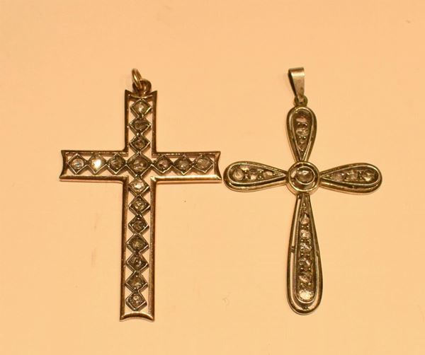 DUE PENDENTI IN ORO A BASSO TITOLO E DIAMANTI  - Asta GIOIELLI, ARREDI D'ANTIQUARIATO, DIPINTI E SCULTURE - Poggio Bracciolini Casa d'Aste