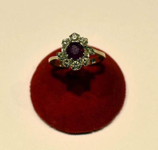 ANELLO IN ORO BIANCO, DIAMANTI E RUBINO  - Asta GIOIELLI, ARREDI D'ANTIQUARIATO, DIPINTI E SCULTURE - Poggio Bracciolini Casa d'Aste
