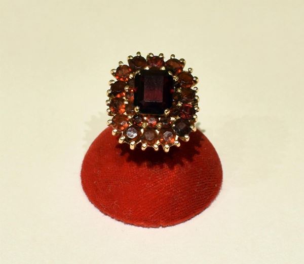ANELLO IN ORO GIALLO E GRANATI