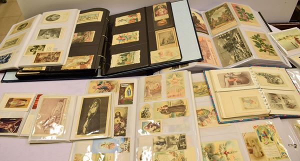Lotto di settecentocinquanta pezzi tra cartoline,&nbsp;&nbsp;&nbsp;&nbsp;&nbsp;&nbsp;&nbsp;&nbsp;&nbsp;&nbsp;&nbsp;&nbsp;&nbsp;&nbsp;&nbsp;&nbsp;&nbsp;&nbsp;&nbsp;&nbsp;&nbsp;&nbsp;&nbsp;&nbsp;&nbsp;  - Asta GIOIELLI, ARREDI D'ANTIQUARIATO, DIPINTI E SCULTURE - Poggio Bracciolini Casa d'Aste