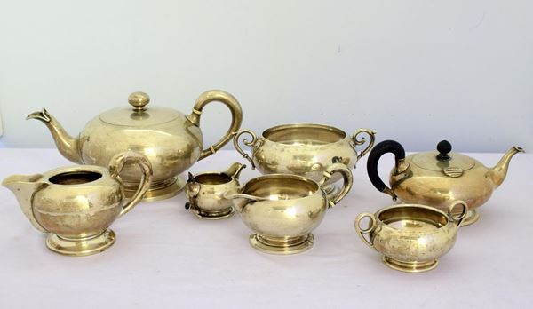 LOTTO DI SETTE PEZZI TRA CAFFETTIERE, LATTIERE&nbsp;&nbsp;&nbsp;&nbsp;&nbsp;&nbsp;&nbsp;&nbsp;&nbsp;&nbsp;&nbsp;&nbsp;&nbsp;&nbsp;&nbsp;&nbsp;&nbsp;&nbsp;&nbsp;&nbsp;&nbsp;&nbsp;&nbsp;&nbsp;&nbsp;&nbsp;&nbsp;&nbsp;  - Asta GIOIELLI, ARREDI D'ANTIQUARIATO, DIPINTI E SCULTURE - Poggio Bracciolini Casa d'Aste