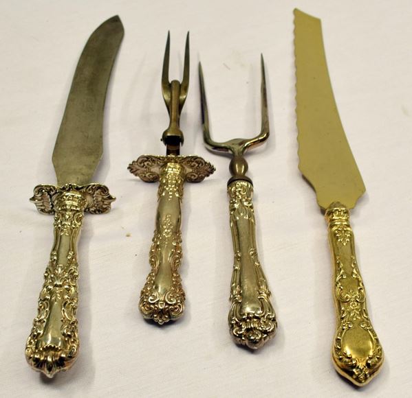 QUATTRO GRANDI POSATE, SEC. XX  - Asta GIOIELLI, ARREDI D'ANTIQUARIATO, DIPINTI E SCULTURE - Poggio Bracciolini Casa d'Aste