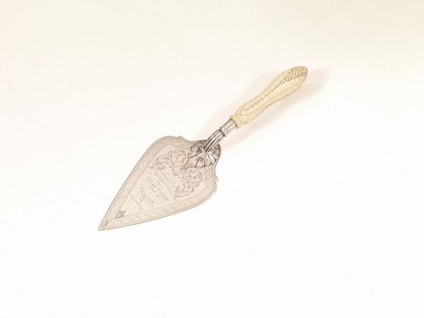CAZZUOLA COMMEMORATIVA, LONDRA, 1857, ARGENTIERE MARTIN, HALL &amp; CO&nbsp;&nbsp;&nbsp;&nbsp;&nbsp;&nbsp;&nbsp;&nbsp;