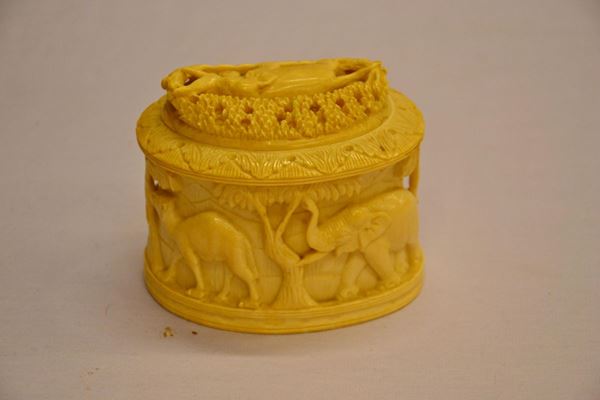 Scatola, sec. XIX, in avorio ovale  - Asta GIOIELLI, ARREDI D'ANTIQUARIATO, DIPINTI E SCULTURE - Poggio Bracciolini Casa d'Aste