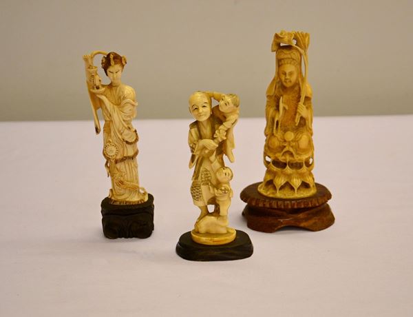 Tre sculture, sec. XIX, in avorio  - Asta GIOIELLI, ARREDI D'ANTIQUARIATO, DIPINTI E SCULTURE - Poggio Bracciolini Casa d'Aste