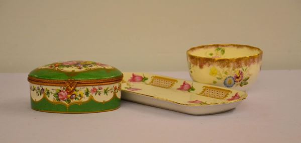 Scatola, vasetto e vassoio in porcellana decorata,&nbsp;&nbsp;&nbsp;&nbsp;&nbsp;&nbsp;&nbsp;&nbsp;&nbsp;&nbsp;&nbsp;&nbsp;&nbsp;&nbsp;&nbsp;&nbsp;&nbsp;&nbsp;&nbsp;&nbsp;&nbsp;&nbsp;&nbsp;&nbsp;