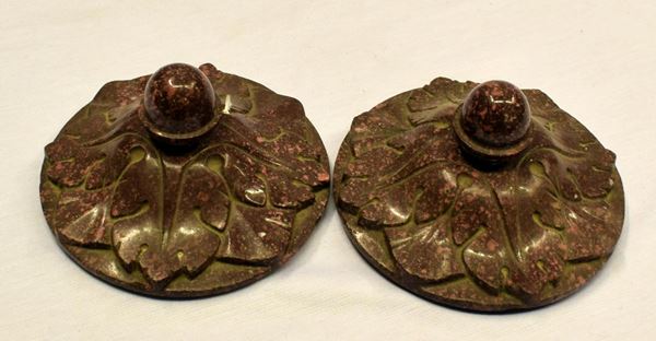 Coppia di coperchi, sec. XVII-XVIII&nbsp;&nbsp;&nbsp;&nbsp;&nbsp;&nbsp;&nbsp;&nbsp;&nbsp;&nbsp;&nbsp;&nbsp;&nbsp;&nbsp;&nbsp;&nbsp;&nbsp;&nbsp;&nbsp;&nbsp;&nbsp;&nbsp;&nbsp;&nbsp;&nbsp;&nbsp;&nbsp;&nbsp;&nbsp;  - Asta GIOIELLI, ARREDI D'ANTIQUARIATO, DIPINTI E SCULTURE - Poggio Bracciolini Casa d'Aste