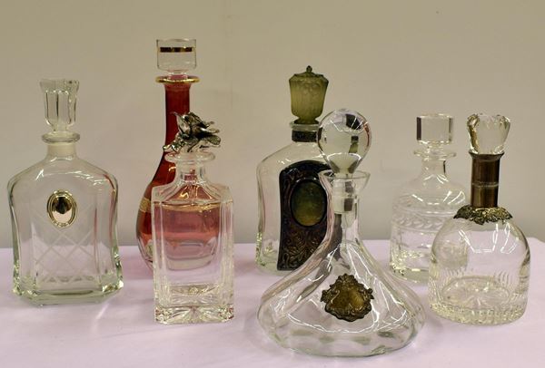 SETTE&nbsp; BOTTIGLIE IN CRISTALLO E VETRO  - Asta GIOIELLI, ARREDI D'ANTIQUARIATO, DIPINTI E SCULTURE - Poggio Bracciolini Casa d'Aste