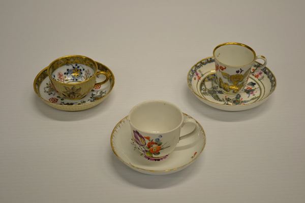 TRE TAZZINE CON PIATTINO, INIZI SECOLO XIX  - Asta GIOIELLI, ARREDI D'ANTIQUARIATO, DIPINTI E SCULTURE - Poggio Bracciolini Casa d'Aste