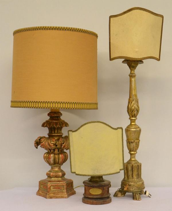 Tre lumi da tavolo, in stile 700, in legno  - Asta GIOIELLI, ARREDI D'ANTIQUARIATO, DIPINTI E SCULTURE - Poggio Bracciolini Casa d'Aste