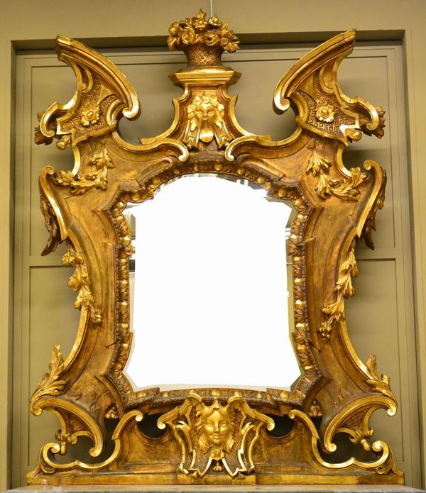 Specchiera, sec. XIX, in legno dorato e intagliato&nbsp;&nbsp;&nbsp;&nbsp;&nbsp;&nbsp;&nbsp;&nbsp;&nbsp;&nbsp;&nbsp;&nbsp;&nbsp;&nbsp;&nbsp;&nbsp;&nbsp;&nbsp;&nbsp;&nbsp;&nbsp;&nbsp;&nbsp;&nbsp;  - Asta GIOIELLI, ARREDI D'ANTIQUARIATO, DIPINTI E SCULTURE - Poggio Bracciolini Casa d'Aste