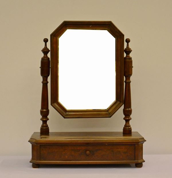 Specchiera a bilico, sec. XX  - Asta GIOIELLI, ARREDI D'ANTIQUARIATO, DIPINTI E SCULTURE - Poggio Bracciolini Casa d'Aste
