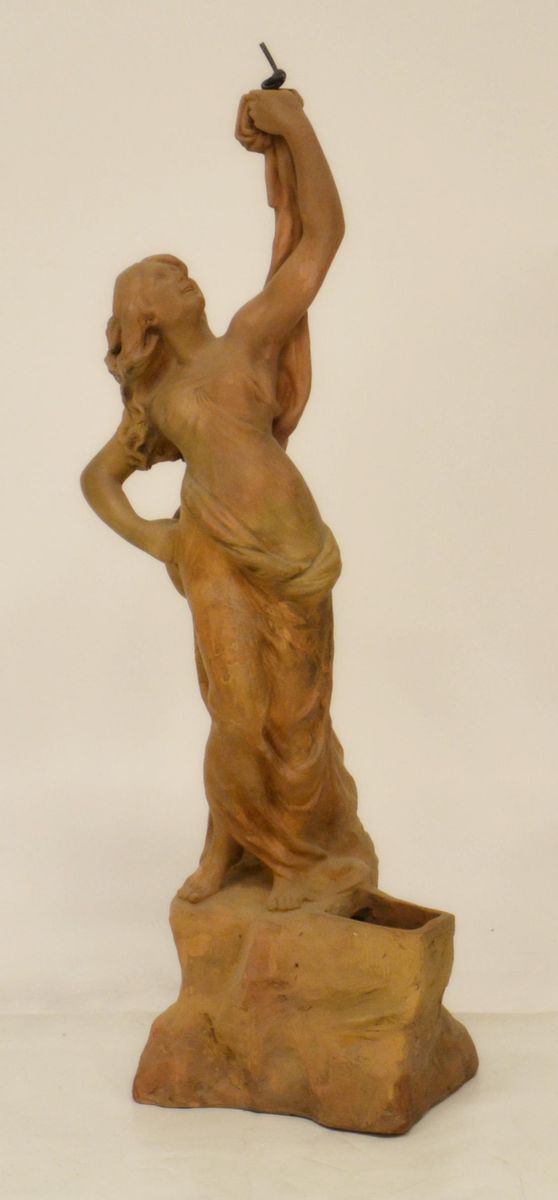 Scultura, sec. XX, in terracotta, raffigurante Dea&nbsp;&nbsp;&nbsp;&nbsp;&nbsp;&nbsp;&nbsp;&nbsp;&nbsp;&nbsp;&nbsp;&nbsp;&nbsp;&nbsp;&nbsp;&nbsp;&nbsp;&nbsp;&nbsp;&nbsp;&nbsp;&nbsp;&nbsp;&nbsp;