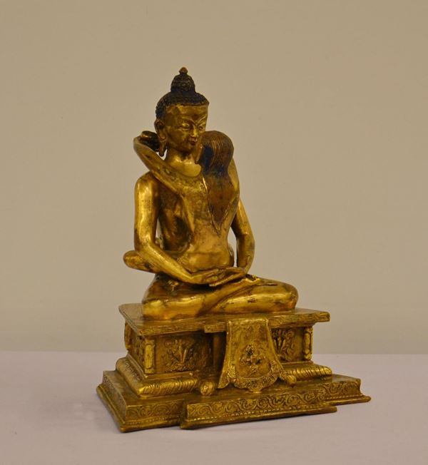 Statua in bronzo raffigurante Buddha (vecchio num.&nbsp;&nbsp;&nbsp;&nbsp;&nbsp;&nbsp;&nbsp;&nbsp;&nbsp;&nbsp;&nbsp;&nbsp;&nbsp;&nbsp;&nbsp;&nbsp;&nbsp;&nbsp;&nbsp;&nbsp;&nbsp;&nbsp;&nbsp;&nbsp;  - Asta GIOIELLI, ARREDI D'ANTIQUARIATO, DIPINTI E SCULTURE - Poggio Bracciolini Casa d'Aste