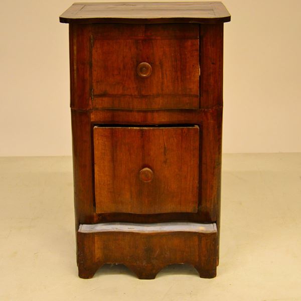 Comoda ad uso di inginocchiatoio, sec. XIX, in noce,