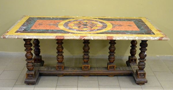Tavolo, sec. XX, fusto in noce con colonne tornite,