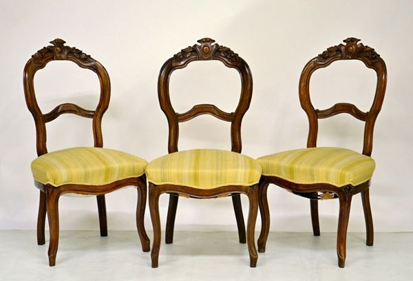 Tre sedie, Luigi Filippo, in noce sagomato,