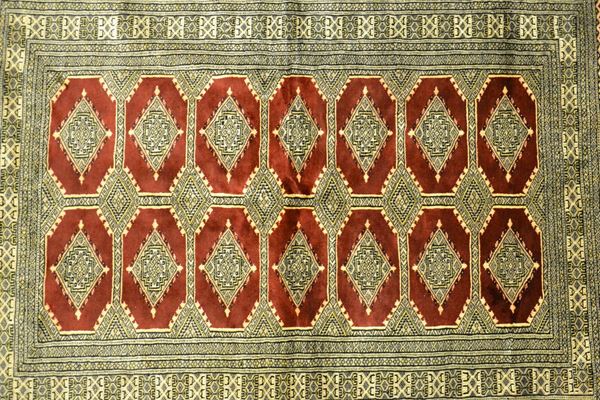 Tappeto Bukara Eslamabad, misto seta,  - Asta GIOIELLI, ARREDI D'ANTIQUARIATO, DIPINTI E SCULTURE - Poggio Bracciolini Casa d'Aste