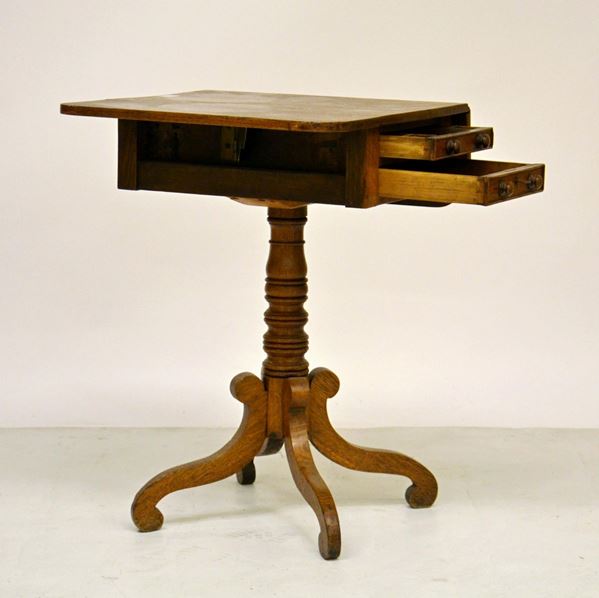 Tavolino da lavoro, inizi sec. XX, in rovere,  - Asta GIOIELLI, ARREDI D'ANTIQUARIATO, DIPINTI E SCULTURE - Poggio Bracciolini Casa d'Aste