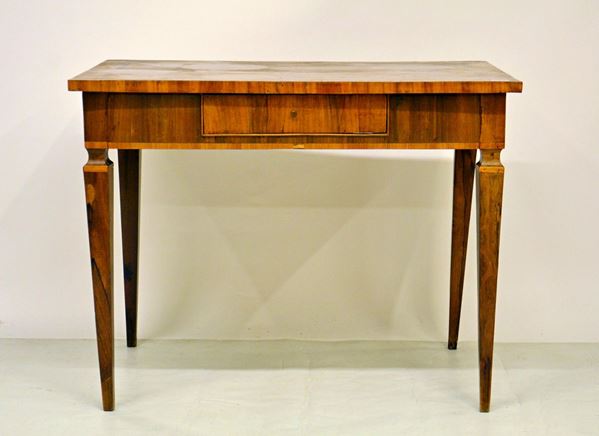 Tavolino, Luigi XVI, in noce, piano  - Asta GIOIELLI, ARREDI D'ANTIQUARIATO, DIPINTI E SCULTURE - Poggio Bracciolini Casa d'Aste