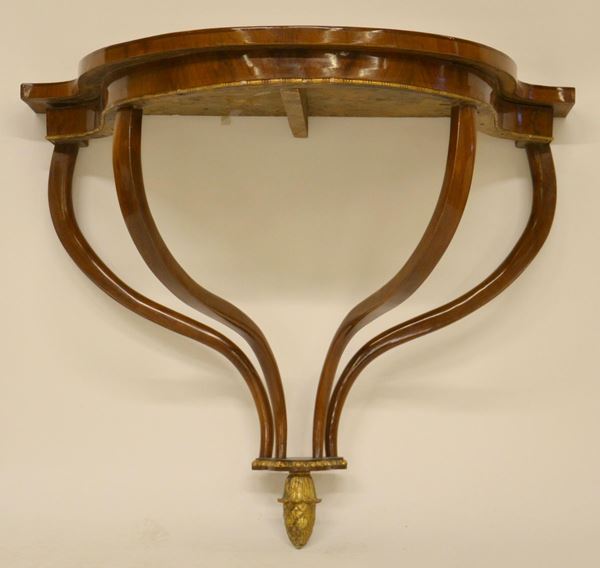 Consolle, sec. XIX, in noce, piano sagomato su quattro  - Asta GIOIELLI, ARREDI D'ANTIQUARIATO, DIPINTI E SCULTURE - Poggio Bracciolini Casa d'Aste