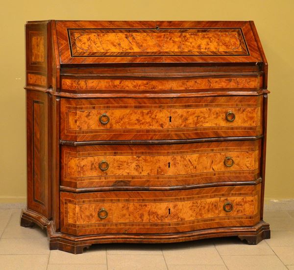 Ribalta, Veneto, sec. XVIII, in radica di noce e olivo  - Asta GIOIELLI, ARREDI D'ANTIQUARIATO, DIPINTI E SCULTURE - Poggio Bracciolini Casa d'Aste