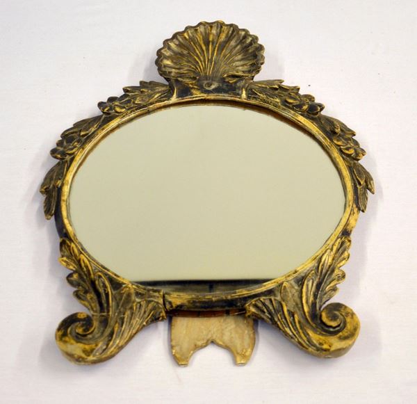 Specchiera da tavolo, in stile '700  - Asta GIOIELLI, ARREDI D'ANTIQUARIATO, DIPINTI E SCULTURE - Poggio Bracciolini Casa d'Aste