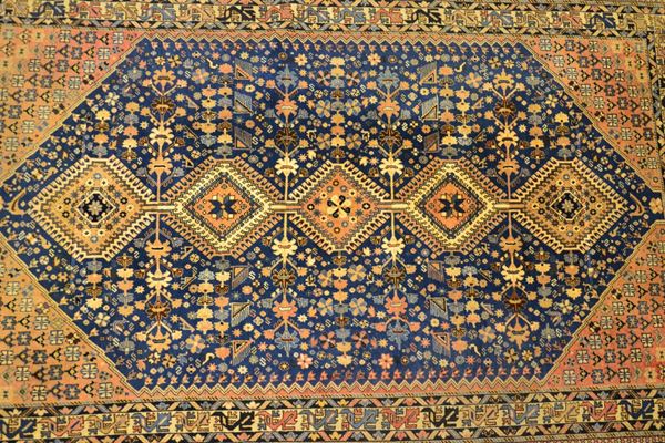 Tappeto persiano, sec. XX, fondo azzurro  - Asta GIOIELLI, ARREDI D'ANTIQUARIATO, DIPINTI E SCULTURE - Poggio Bracciolini Casa d'Aste