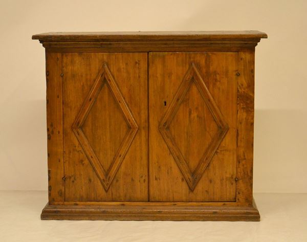 Credenza, in stile '700,&nbsp;&nbsp;&nbsp;&nbsp;&nbsp;&nbsp;&nbsp;&nbsp;&nbsp;&nbsp;&nbsp;&nbsp;&nbsp;&nbsp;&nbsp;&nbsp;&nbsp;&nbsp;&nbsp;&nbsp;&nbsp;&nbsp;&nbsp;&nbsp;&nbsp;&nbsp;&nbsp;&nbsp;&nbsp;&nbsp;&nbsp;&nbsp;&nbsp;&nbsp;&nbsp;&nbsp;&nbsp;&nbsp;&nbsp;&nbsp;&nbsp;&nbsp;&nbsp;&nbsp;&nbsp;&nbsp;&nbsp;&nbsp;&nbsp;&nbsp;