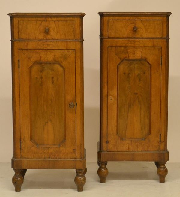 Coppia di comodini, inizi sec. XX, lastronati in radica,