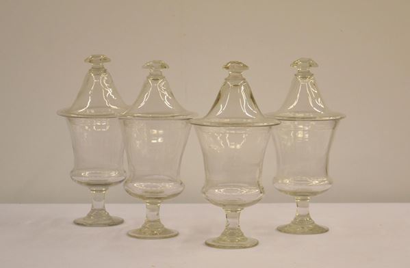 Quattro coppe con coperchi, sec. XX  - Asta GIOIELLI, ARREDI D'ANTIQUARIATO, DIPINTI E SCULTURE - Poggio Bracciolini Casa d'Aste