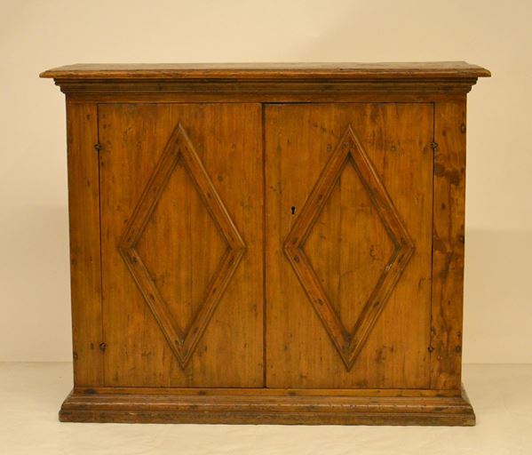 Credenza, in stile '700,&nbsp;&nbsp;&nbsp;&nbsp;&nbsp;&nbsp;&nbsp;&nbsp;&nbsp;&nbsp;&nbsp;&nbsp;&nbsp;&nbsp;&nbsp;&nbsp;&nbsp;&nbsp;&nbsp;&nbsp;&nbsp;&nbsp;&nbsp;&nbsp;&nbsp;&nbsp;&nbsp;&nbsp;&nbsp;&nbsp;&nbsp;&nbsp;&nbsp;&nbsp;&nbsp;&nbsp;&nbsp;&nbsp;&nbsp;&nbsp;&nbsp;&nbsp;&nbsp;&nbsp;&nbsp;&nbsp;&nbsp;&nbsp;&nbsp;&nbsp;