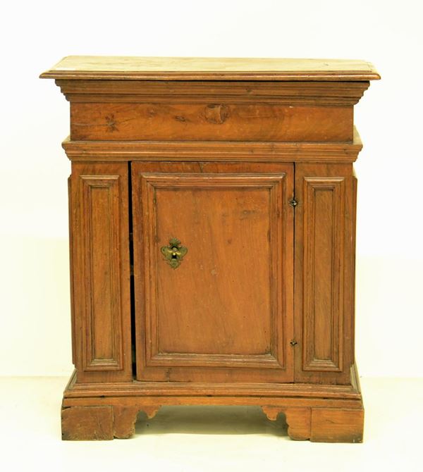 Credenzino, sec. XVIII, in noce,  - Asta GIOIELLI, ARREDI D'ANTIQUARIATO, DIPINTI E SCULTURE - Poggio Bracciolini Casa d'Aste