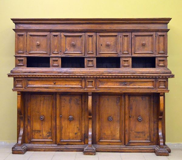 Credenza a due corpi, sec. XVII, in noce,  - Asta GIOIELLI, ARREDI D'ANTIQUARIATO, DIPINTI E SCULTURE - Poggio Bracciolini Casa d'Aste
